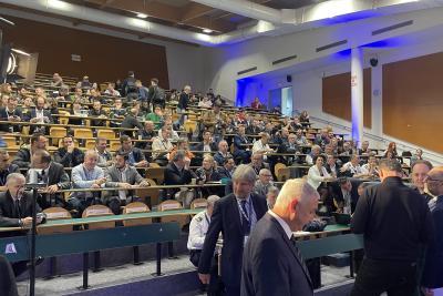 beaucoup de monde dans un amphi - Agrandir l'image 12 sur 17, fenêtre modale