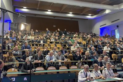 beaucoup de monde dans un amphi - Agrandir l'image 13 sur 17, fenêtre modale