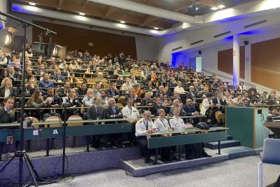 beaucoup de monde dans un amphi - Agrandir l'image 16 sur 17, fenêtre modale